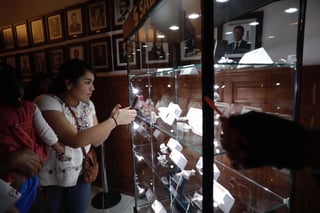 El gobierno de México exhibe en el Centro Cultural Los Pinos las joyas 'extravagantes' confiscadas al crimen organizado, previo a la subasta que realizará el próximo 28 de julio. (TWITTER)