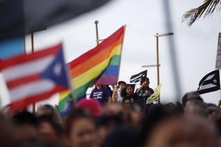 Otra manifestación contó con cientos de participantes de la comunidad LGBT que se acercaron a la residencia del gobernador. (EFE)
