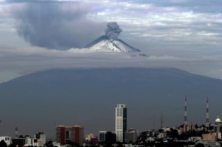Ubicado entre los estados de Morelos, de Puebla y de México, el Popocatéptl, cuyo nombre proviene del náhuatl y significa 'montaña humeante', se ubica 60 kilómetros al sureste de Ciudad de México. (ARCHIVO)