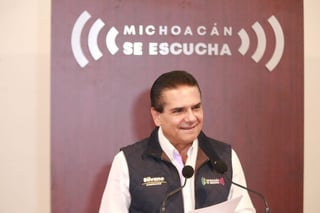 El gobernador del estado, Silvano Aureoles, rechazó que en Michoacán existan autodefensas y que, al momento, sólo en los municipios de Tancítaro y Aquila existen grupos de civiles a cargo de la seguridad. (TWITTER)