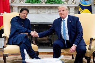 'Solo el país más poderoso liderado por el presidente Trump puede juntar a estos dos países. Hemos intentado todo con India. Pero desafortunadamente no hemos logrado avances todavía', dijo Kahn en el Despacho Oval junto con el mandatario estadounidense. (EFE)