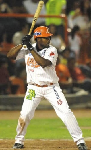 En la Liga Dominicana, jugó para las Águilas Cibaeñas, retirándose en la temporada 2014-2015. (EL SIGLO)