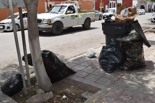 Denuncian la presencia de basura acumulada en la plaza principal de Ciudad Lerdo. (EL SIGLO DE TORREÒN / MA. ELENA HOLGUÍN)