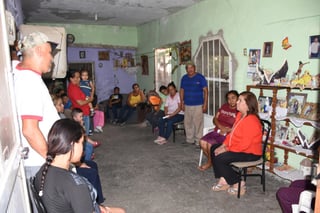 La alcaldesa de Lerdo, María Luisa González Achem, se reunió con habitantes de la colonia San Isidro. (EL SIGLO DE TORREÒN / MA. ELENA HOLGUÍN)