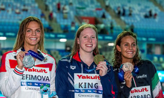 King ganó su segundo título consecutivo con un minuto, cuatro segundos y 93 centésimas; en tanto que Efimova recibió la plata con 1:05.49 y el bronce fue para la italiana Martina Carraro, con 1:06.36.
(EFE)
