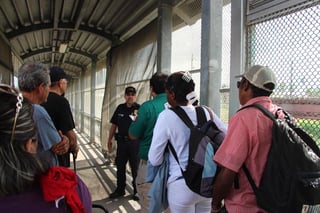 En las últimas semanas la lista de espera para los migrantes que buscan asilo en ese puerto de entrada, que conecta a la ciudad mexicana de Tijuana con San Diego, creció en un número de solicitantes nunca antes visto. (ARCHIVO)
