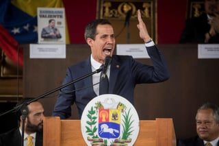 'Estamos de pie contra una dictadura que se cae a pedazos', remarcó Guaidó. (EFE)