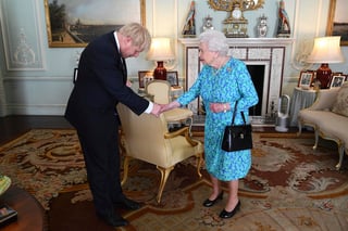 El palacio ha difundido una fotografía en la que puede verse a Johnson, en una sala mientras saluda con una inclinación de cabeza a la reina, quien, vestida de azul, le estrecha la mano. (AP)
