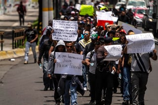 Un grupo de 50 personas, quienes se identifican como policías federales activos, protesta frente a las instalaciones de la Secretaría de Gobernación (Segob). (ARCHIVO)