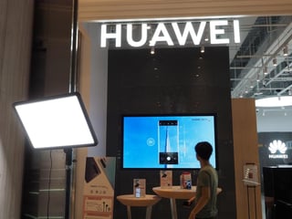 El ejecutivo añadió que Huawei se concentrará en el desarrollo de las series de chips Kunpeng de alto rendimiento, y ofrecerá productos en la nube y de inteligencia artificial de alta calidad basados en ese tipo de chips. (ARCHIVO)