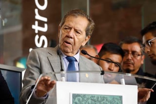 Muñoz Ledo celebró ayer martes su cumpleaños 86 con una exposición sobre su trayectoria política y diplomática, que se instaló en el Museo Legislativo del Palacio de San Lázaro.
(ARCHIVO)