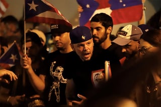 Residente salió a manifestarse contra el gobernador de Puerto Rico. (EFE) 