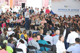 El gobernador José Rosas Aispuro Torres encabezó en Durango la entrega de apoyos económicos a las estancias infantiles. (EL SIGLO DE TORREÒN / MA. ELENA HOLGUÍN)