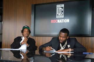Firman. Ambos astros del hip hop celebraron el debut de Dream Chasers Records el martes en la sede de Roc Nation en Nueva York.