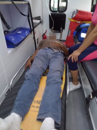 El hombre fue atendido por paramédicos de la Cruz Roja de Ceballos y trasladado al estado de Chihuahua para su atención médica. (EL SIGLO DE TORREÓN)