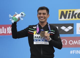 El clavadista mexicano Jonathan Paredes sonríe con la medalla de bronce que ganó en el Mundial de natación de Corea del Sur.
