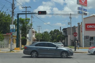 El Ayuntamiento de Lerdo acaba de poner en marcha tres semáforos en una vialidad muy transitada. (EL SIGLO DE TORREÓN/ANGÉLICA SANDOVAL)