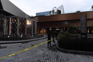 El abogado de Plaza Artz Pedregal, Javier Coello Trejo, informó que fueron dos las balaceras suscitadas ayer en ese centro comercial, de las cuales la primera, ocurrida en la entrada del estacionamiento, pudo ser para distraer el segundo hecho. (EL UNIVERSAL)