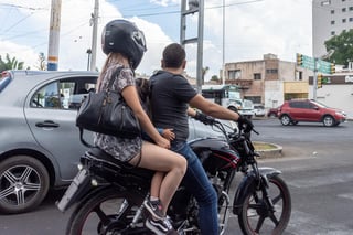 Las personas que conducen y quienes lo acompañan deben tener puestos sus cinturones de seguridad y en el caso de los motociclistas, sus cascos, recomienda la benemérita Institución. (ARCHIVO)