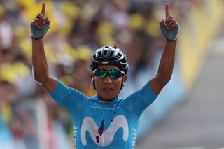 El colombiano Nairo Quintana celebra al cruzar la meta en la etapa 18 del Tour de Francia.