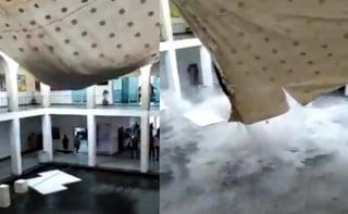 En el inmueble del gobierno municipal se acumuló granizo y agua, por lo que la techumbre se vino abajo, según captó en video una persona que se encontraba en la alcaldía y que difundió en redes sociales.
(TOMADA DEL VIDEO)