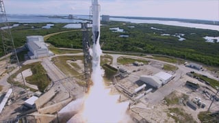 El cohete Falcon 9 despegó desde la plataforma del complejo 40 de la Estación de la Fuerza Aérea floridana con la cápsula a bordo. (EFE)