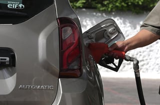 De acuerdo con información de la SHCP; el estímulo de IEPS a las gasolinas tiene como fin proteger el poder adquisitivo de los usuarios finales ante movimientos en las referencias internacionales de los combustibles. (ARCHIVO)