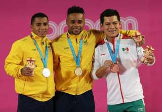 Antonio Vásquez de México se cuelga la medalla de bronce en la categoría de los 61 kilos de levantamiento de pesas, siendo superado por los colombianos Francisco Mosquera y John Cerna. (EFE)