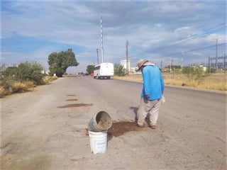 Hace unos días se colocó asfalto justamente en los hoyos que tapaba el señor, pero toda la rúa necesita rehabilitación. (EL SIGLO)