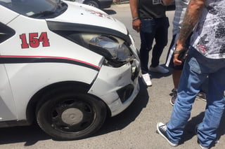El taxi Chevrolet Spark fue impactado en la parte frontal por un vehículo Volkswagen Jetta de color Plata. (EL SIGLO DE TORREÓN)
