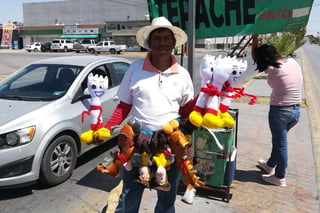 Fernando Cortés vende juguetes de Toy Story en los cruceros. (FERNANDO GONZÁLEZ)