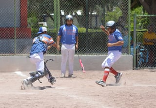 Un juego bastante cerrado, ganaron los Ostioneros de Playa Azul, ante el equipo de Grabarte, con una carrera sucia en extra innings. (ESPECIAL)