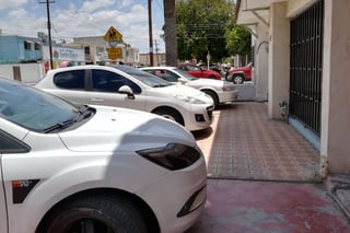 El Reglamento de Movilidad Urbana prohíbe aparcar los automóviles sobre las banquetas. (FERNANDO GONZÁLEZ)