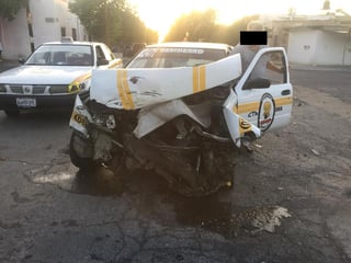 La mañana de este domingo se registró un accidente vial en fraccionamiento Santa Rosa de la ciudad de Gómez Palacio que dejó como saldo daños materiales en tres vehículos, uno de ellos se encontraba estacionado. (EL SIGLO DE TORREÓN)