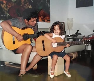 Entre los recuerdos se puede ver a los dos abrazados, riendo y hasta cuando era niña y aprendía con él a tocar guitarra. (TWITTER)