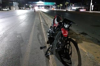 Motociclista sufre fuerte accidente en la carretera Torreón-Matamoros; médicos lo reportan grave. (EL SIGLO DE TORREÓN)
