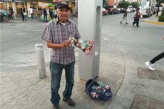 Todos los sábados en el Centro de Torreón don Ramiro vende a 20 pesos sus macetas. (FERNANDO GONZÁLEZ)