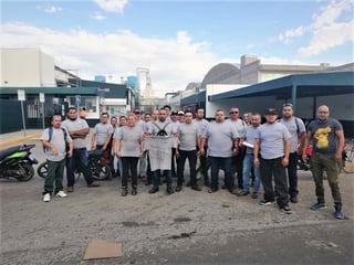 Desde las 6:30 horas parte de los empleados se apostó a las afueras de la empresa ubicada sobre el bulevar González de la Vega. (EDITH GONZÁLEZ)
