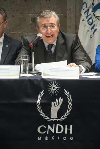 Las personas defensoras y los comunicadores 'no debemos ser vistos como enemigos del Estado y sus instituciones', agregó el titular de la CNDH, Luis Raúl González Pérez. (ARCHIVO)
