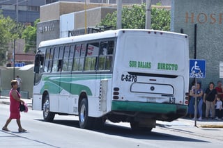Camiones de ruta en Torreón son obsoletos; más del 50 por ciento de las unidades tiene más de 10 años de antigüedad, en algunos casos incluso se superan los 12 años. (FERNANDO COMPEÁN)