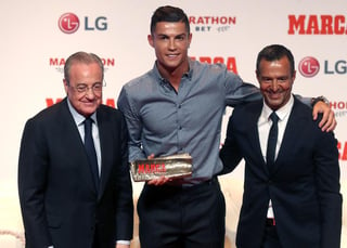El portugués recibió el galardón junto a Florentino Pérez (i), presidente del Real Madrid, y su agente Jorge Mendes (d). (EFE)
