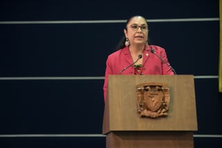 Sandra Ladrón de Guevara fue la primera mujer en recibir el Reconocimiento Autonomía Universitaria 2019. (NOTIMEX)