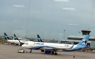 La aerolínea Interjet canceló 10 vuelos -seis en el Aeropuerto Internacional de la Ciudad de México (AICM) y cuatro en otros estados-, lo que afectó a mil 557 pasajeros, informó la Procuraduría Federal del Consumidor (Profeco). (ARCHIVO)