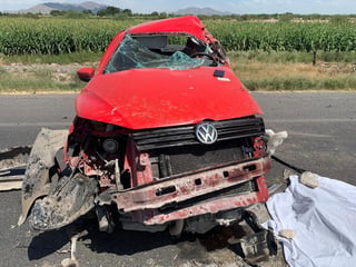 El reporte se dio cerca de las 17:00 horas, luego de que un vehículo Volkswagen color rojo se impactó contra un árbol a la altura del ejido Nuevo León perteneciente a Francisco I. Madero. (EL SIGLO DE TORREÓN)
