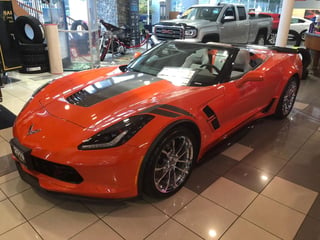 En el interior este nuevo Corvette destaca por estar completamente perfilado al uso del conductor con un volante cuadrangular. (ARCHIVO)