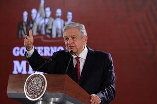 El presidente Andrés Manuel López Obrador rechazó que haya una persecución política contra funcionarios de administraciones anteriores, ya que aclaró que nunca ha dado la orden de que se fabriquen expedientes y ni siquiera a los que culpa del fraude en 2006, los está persiguiendo. (NOTIMEX)