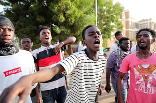 Las marchas de hoy, convocadas por la plataforma opositora Fuerzas de la Libertad y el Cambio, se producen mientras esta agrupación continúa sus negociaciones con la junta militar que detenta el poder desde el derrocamiento el pasado junio de Omar al Bashir. (ARCHIVO)