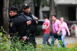 Elementos de la Policía de Investigación (PDI), de la Procuraduría capitalina, protestaron este día frente al búnker de la dependencia. (ARCHIVO)