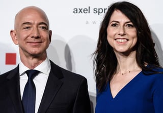 En documentos gubernamentales divulgados el miércoles, Amazon señaló que las acciones de Bezos de la compañía se redujeron de 16% a aproximadamente 12% luego de finalizar su divorcio. (ARCHIVO)