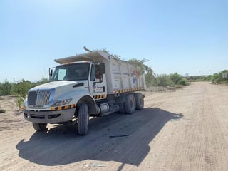 Denunciaron que camiones del Municipio, sobre todo de Parques y Jardines, tiran a diario basura vegetal en los alrededores de la comunidad. (YOLANDA RÍOS)